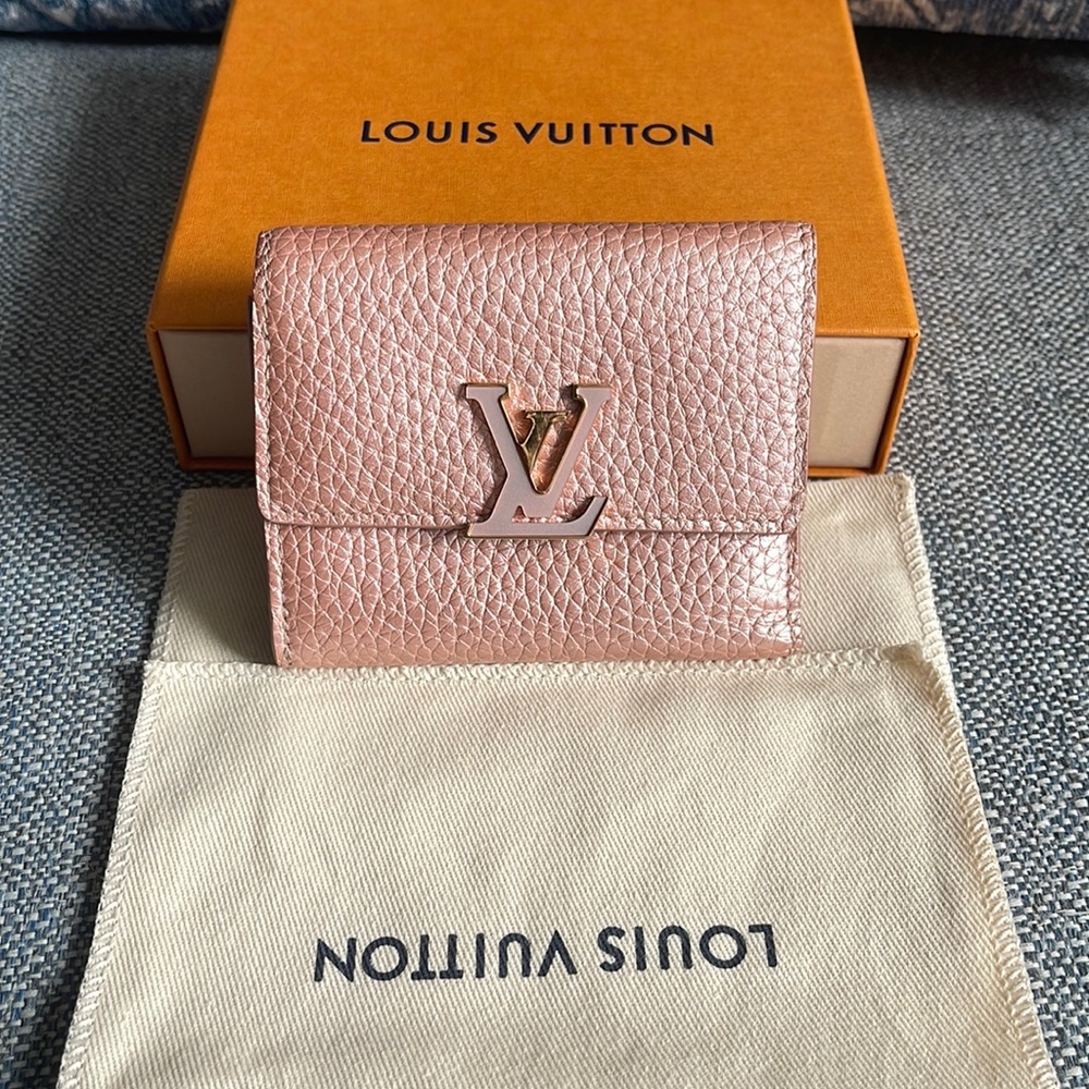 Louis Vuitton - Capucines XS Wallet - Rose Nacre Pink